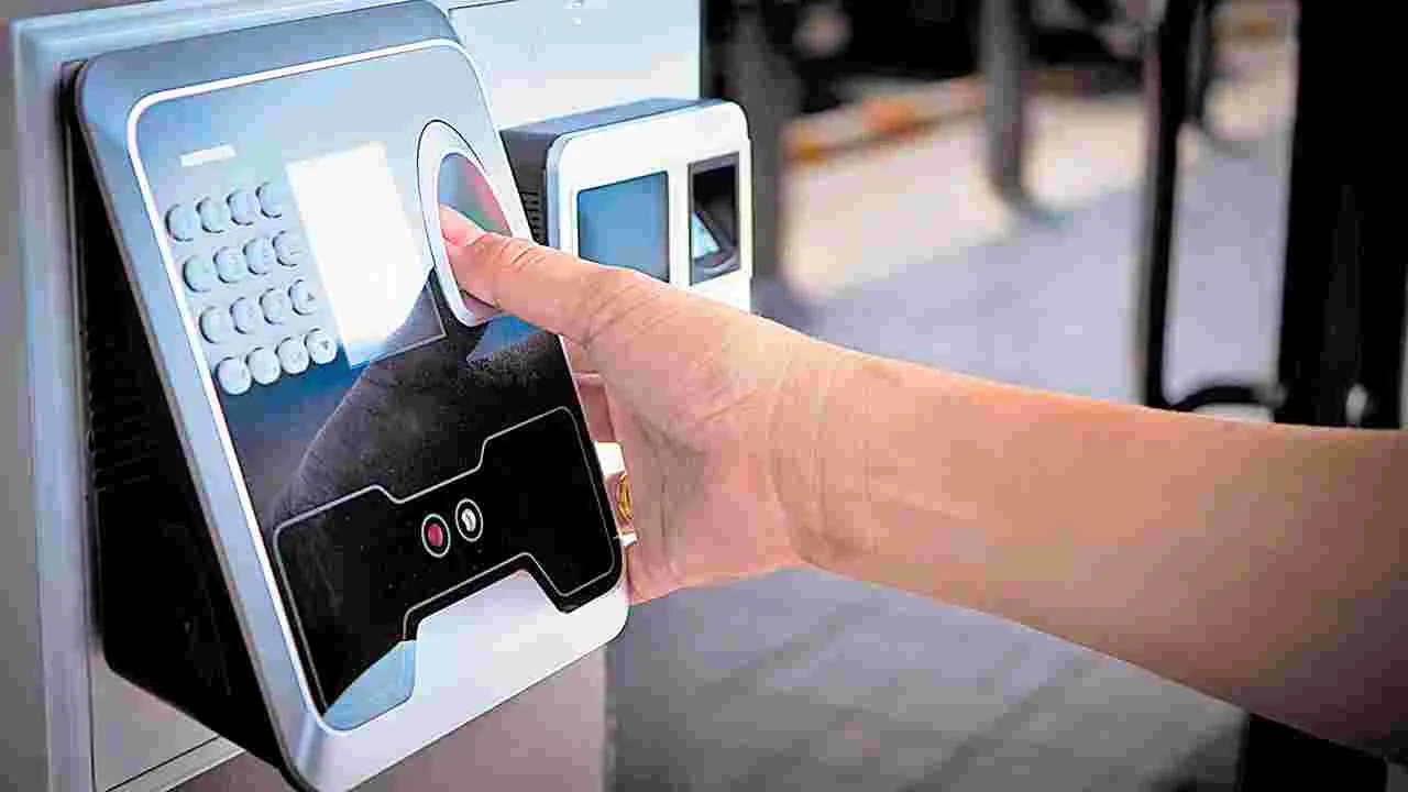 Biometric Attendance: డుమ్మా డాక్టర్లకు చెక్‌