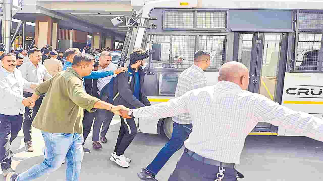 Indian nationals : మళ్లీ సంకెళ్లతోనే..