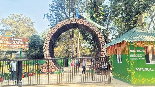 కానరాని పర్యాటకుల సందడి