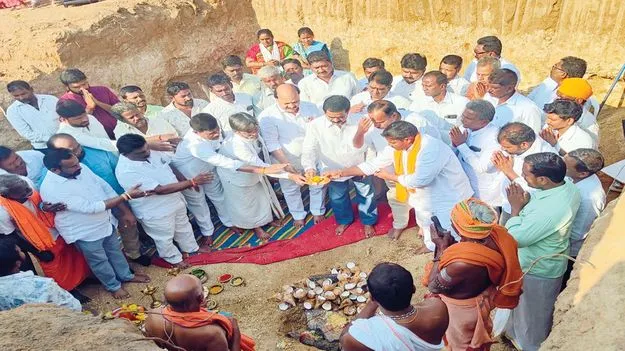 ఆలయ నిర్మాణానికి భూమిపూజ