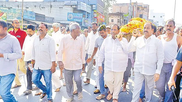 అనుచరుడి పాడె మోసిన తుమ్మల