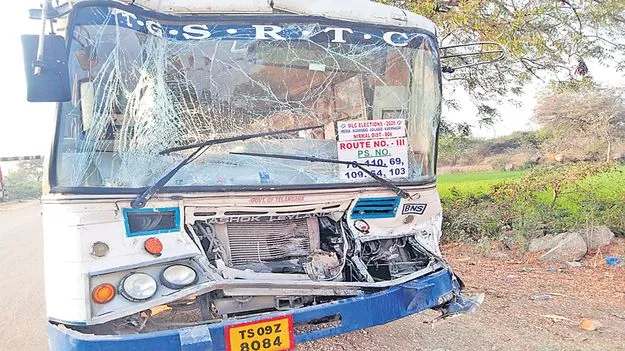 Karimnagar: రైల్వే గేటు వద్ద  రెండు ఆర్టీసీ బస్సుల ఢీ