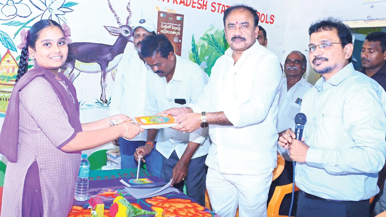 విద్యార్థుల భవితవ్యంపై దృష్టి సారించాలి
