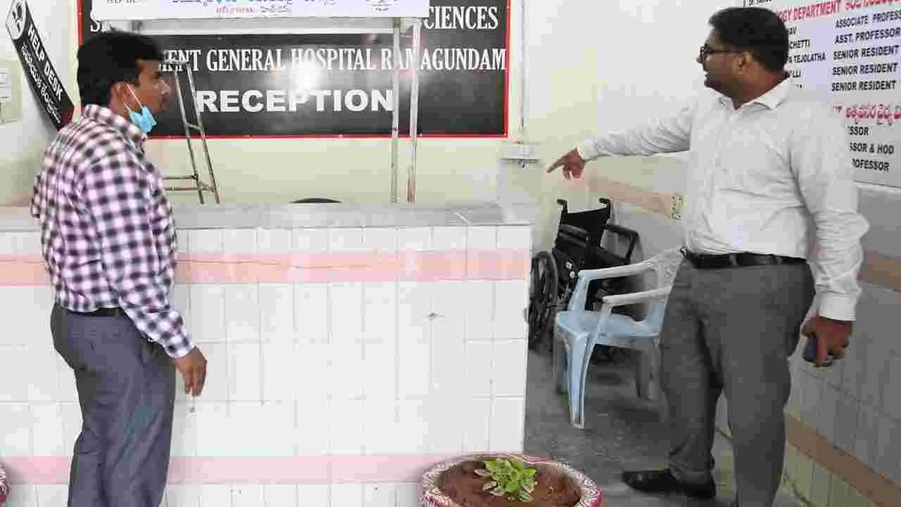 Peddapalli : ఖని జనరల్ ఆసుపత్రిని తనిఖీ చేసిన కలెక్టర్