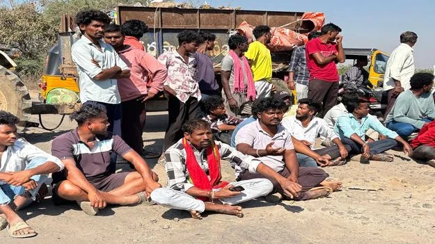 చెత్తబండ్లను అడ్డుకుని నిరసన