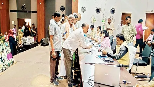 నిర్ణీత గడువులోగా దరఖాస్తులను పరిష్కరించండి 