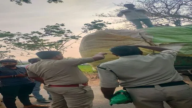 పత్తి కొనుగోలు చేయడం లేదని రైతు నిరసన
