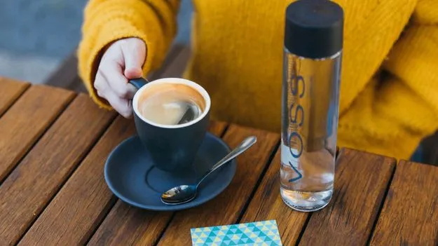 Coffee Dehydration: ఒక కప్పు కాఫీ తాగితే రెండు బాటిల్స్ నీళ్లు తప్పనిసరిగా తాగాలా.. ఈ రూల్ వెనక కారణం ఏంటంటే.. 