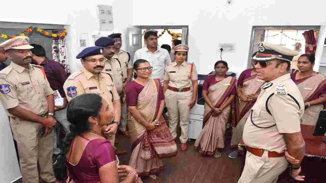 భరోసా కేంద్రాన్ని సందర్శించిన సీపీ