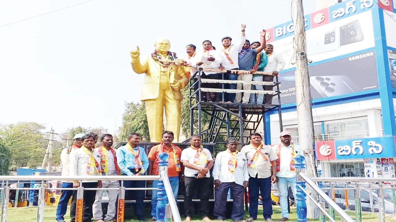 బీసీలకు 42శాతం రిజర్వేషన్ కల్పించాలి