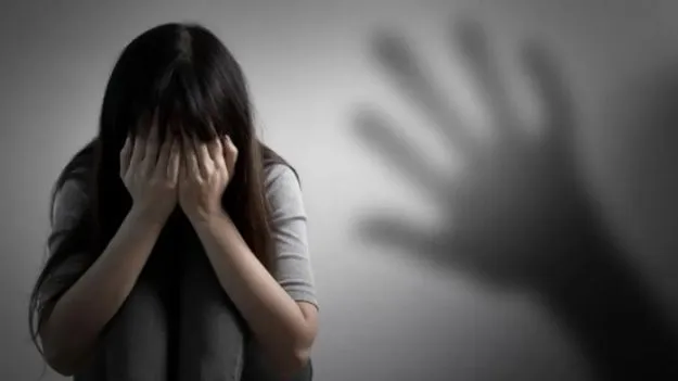 మార్ఫింగ్‌ ఫొటోలతో బెదిరించి.. టెన్త్‌ విద్యార్థినిపై తోటి విద్యార్థి లైంగిక దాడి