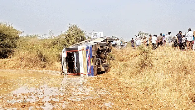 పొలంలో బోల్తాపడ్డ బస్సు