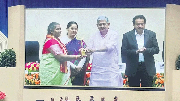 చెర్లోపల్లె సర్పంచికి కేంద్ర పురస్కారం