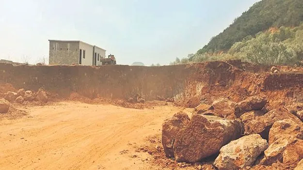 పేదల లేఅవుట్లకు తూట్లు