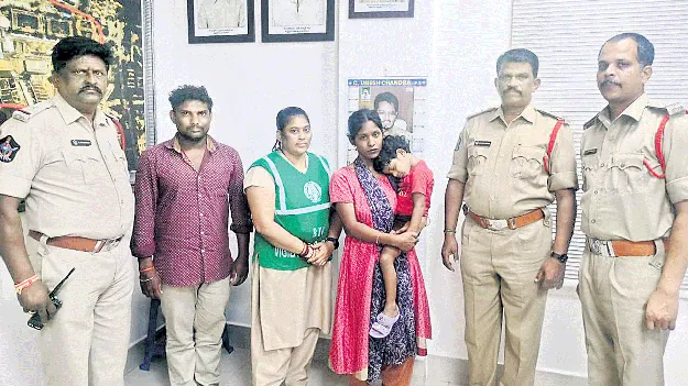 తల్లి ఒడి చేరిన చిన్నారి