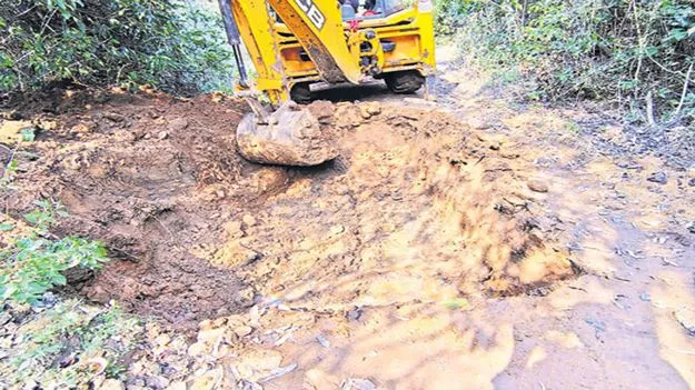 ప్రభుత్వ భూముల్లో రోడ్ల నిర్మాణంపై చర్యలు