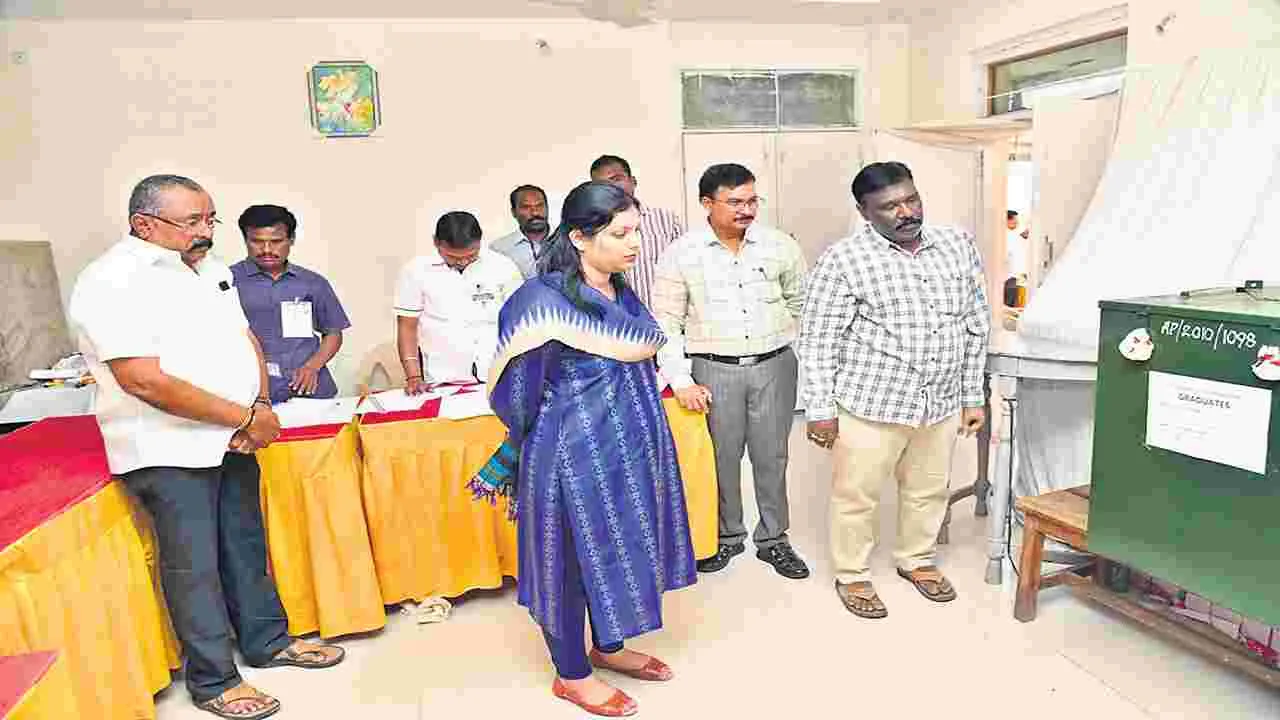 పోస్టల్ బ్యాలెట్ను సద్వినియోగం చేసుకోవాలి