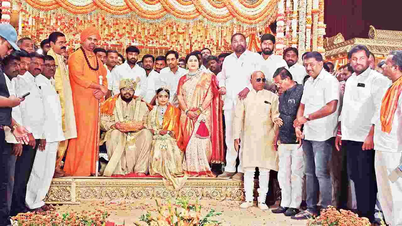 మాజీ ఎమ్మెల్యే కుమారుడి వివాహానికి ప్రముఖుల హాజరు