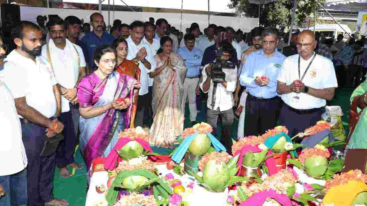  విజయవాడలో ఎన్టీఆర్‌ ట్రస్ట్‌ భవనానికి నారా భువనేశ్వరి శంకుస్థాపన..