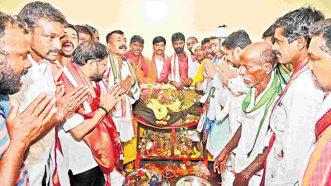 పెద్దగట్టుకు చేరిన దేవరపెట్టె
