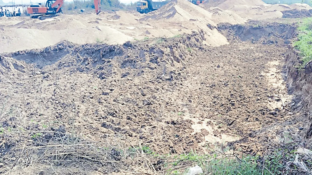మందపల్లిలో రెచ్చిపోతున్న మట్టిమాఫియా