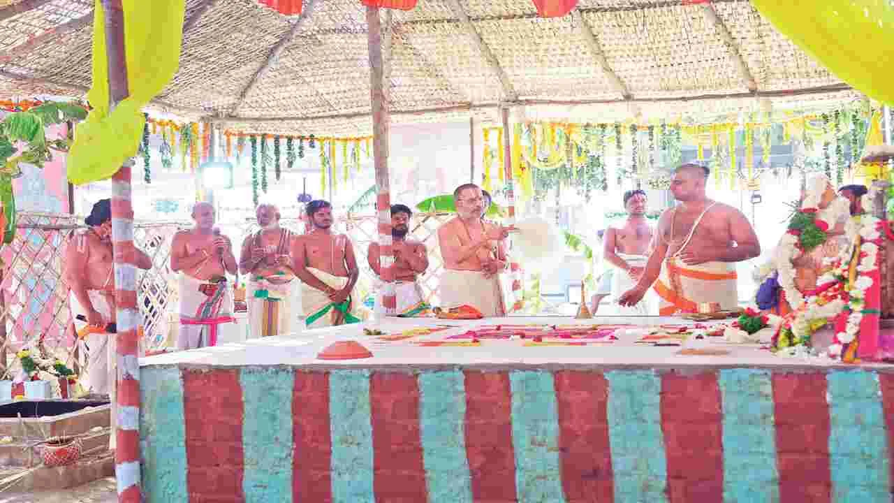 వేద మంత్రోచ్ఛాణలతో విగ్రహాలకు అభిషేకాలు