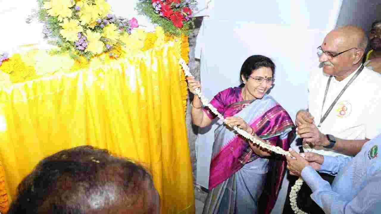  విజయవాడలో ఎన్టీఆర్‌ ట్రస్ట్‌ భవనానికి నారా భువనేశ్వరి శంకుస్థాపన..