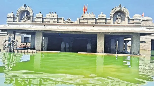 కృష్ణా నదిలో.. బయటపడుతున్న సంగమేశ్వరాలయం