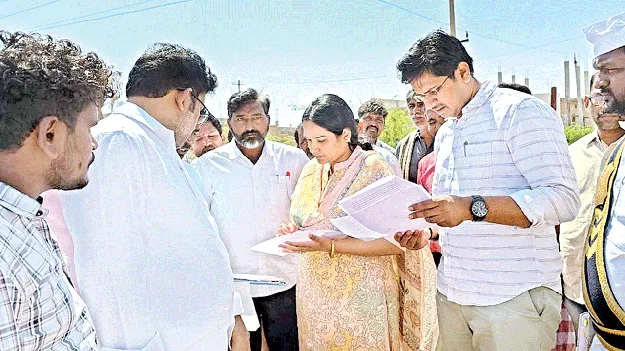 వైద్యశాలకు స్థలాన్ని పరిశీలించిన జేసీ