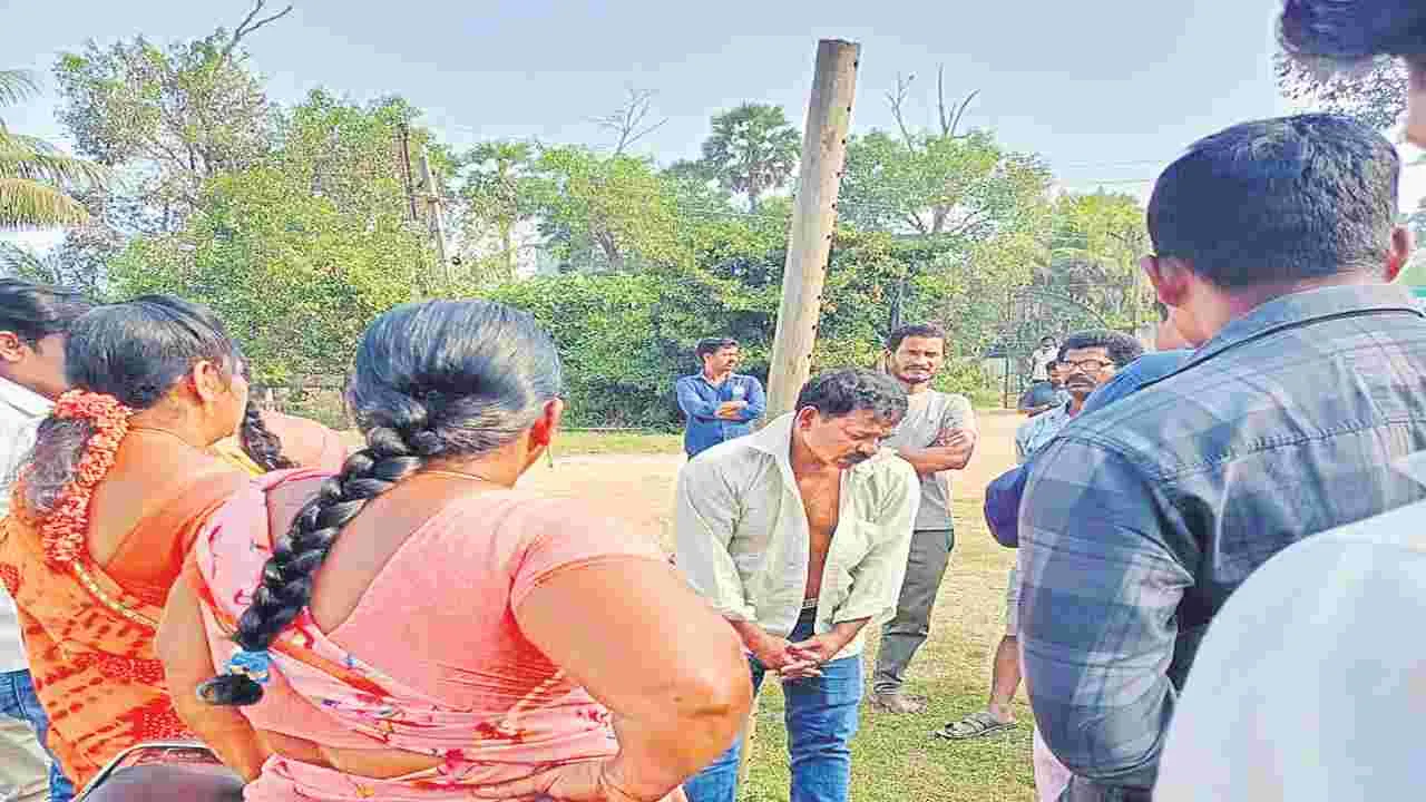 కీచక ఉపాధ్యాయుడికి దేహశుద్ధి
