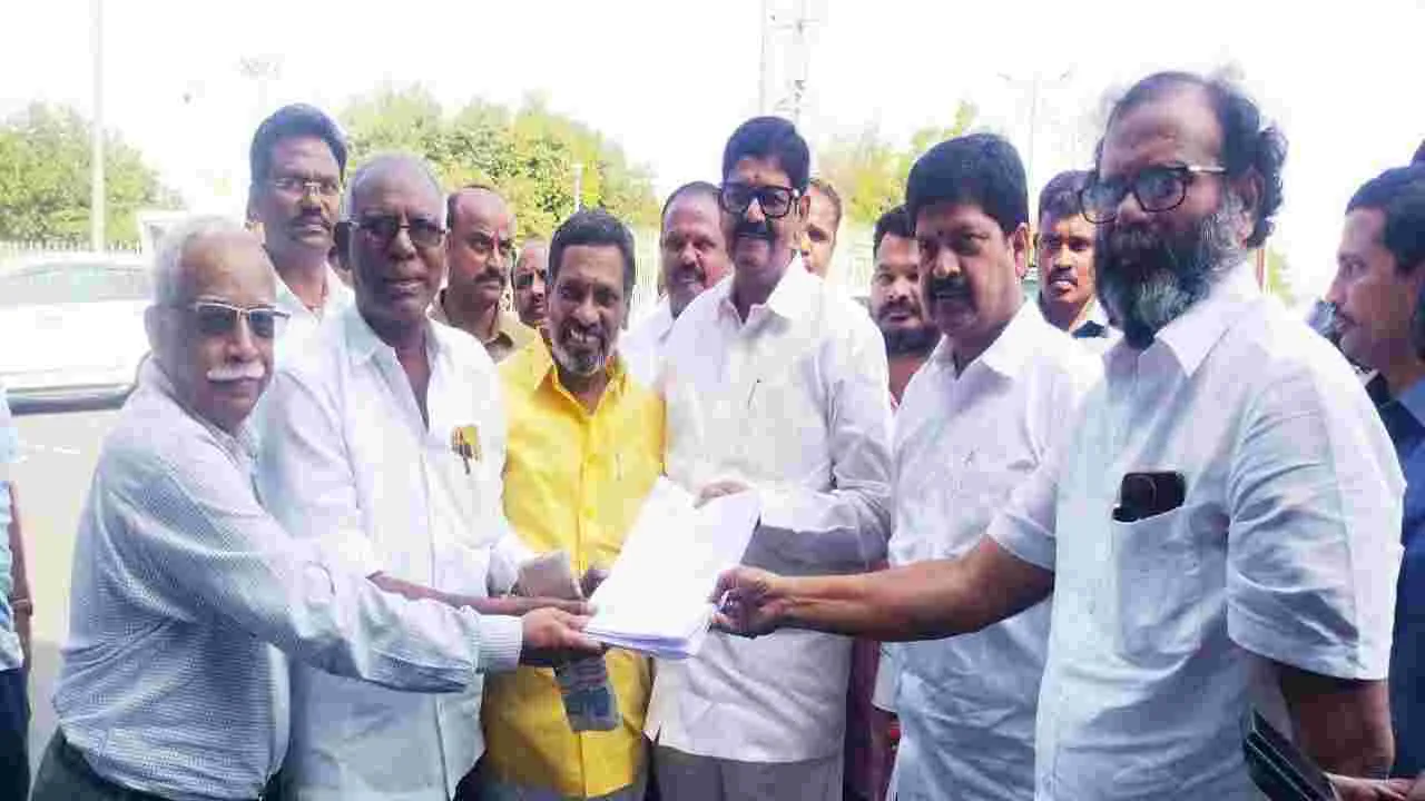 ఏజే కళాశాలను ప్రభుత్వం స్వాధీనం చేసుకోవాలి