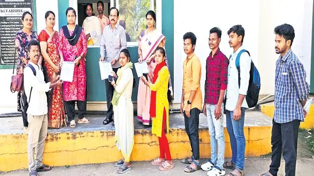 సివిల్స్ ఉచిత శిక్షణకు దరఖాస్తుల పంపిణీ ప్రారంభం