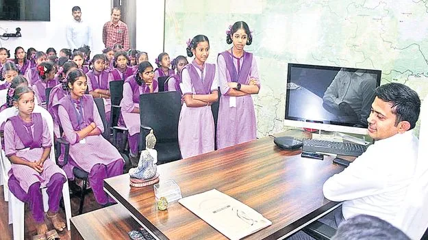 విద్యార్థి దశలో పోలీస్ వ్యవస్థపై అవగాహన అవసరం