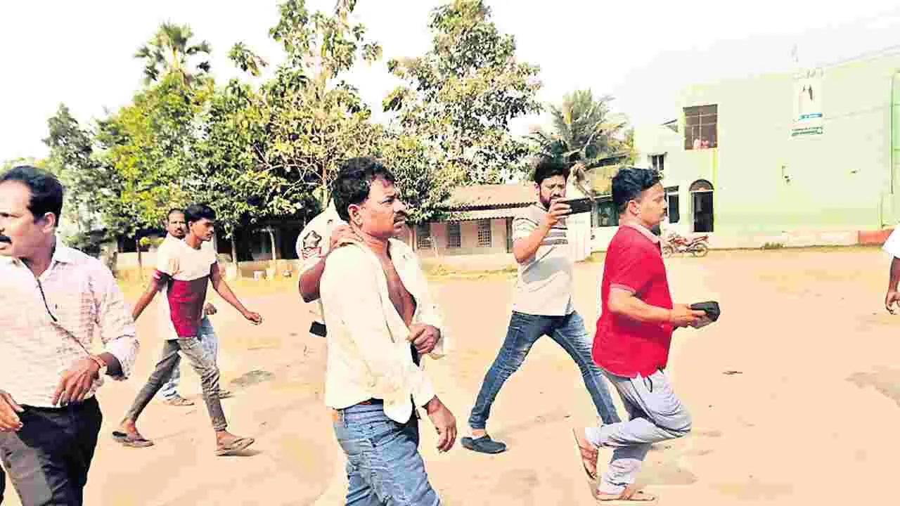 విద్యార్థిని పట్ల ఉపాధ్యాయుడి అసభ్య ప్రవర్తన
