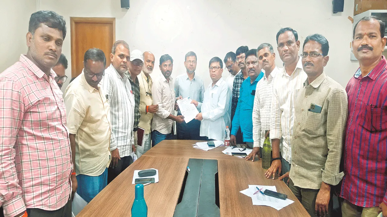 డీఎస్సీ అభ్యర్థులకు నియామక పత్రాలు