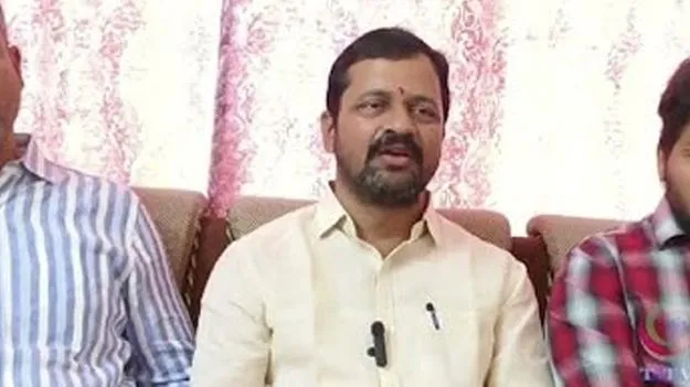 నన్ను గెలిపించండి! మహిళా టీచర్లకు ఎలక్ర్టిక్ బైక్లు ఇస్తా