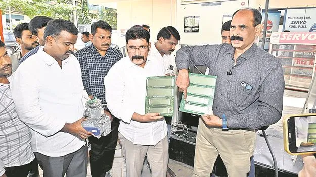 Petrol stations : పెట్రోలు బంకుల్లో జాగ్రత్త