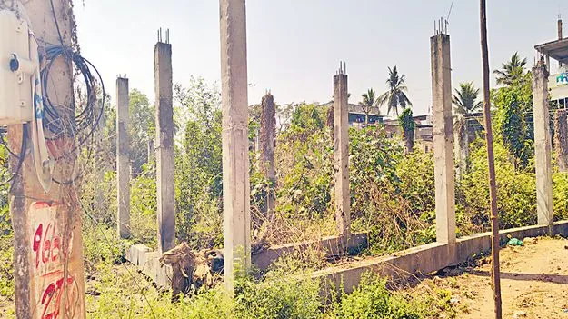 నేటికీ పునాదుల్లోనే..