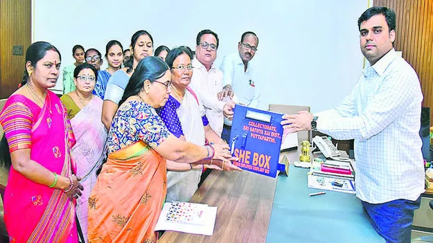 She Box మహిళా ఉద్యోగుల సమస్యలు పరిష్కరిస్తాం: కలెక్టర్