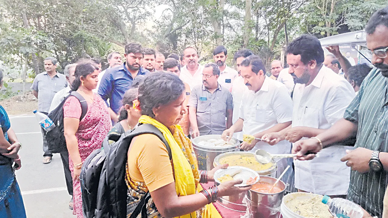 అన్నదాన వాహనాన్ని ప్రారంభించిన ఎమ్మెల్యే బండారు