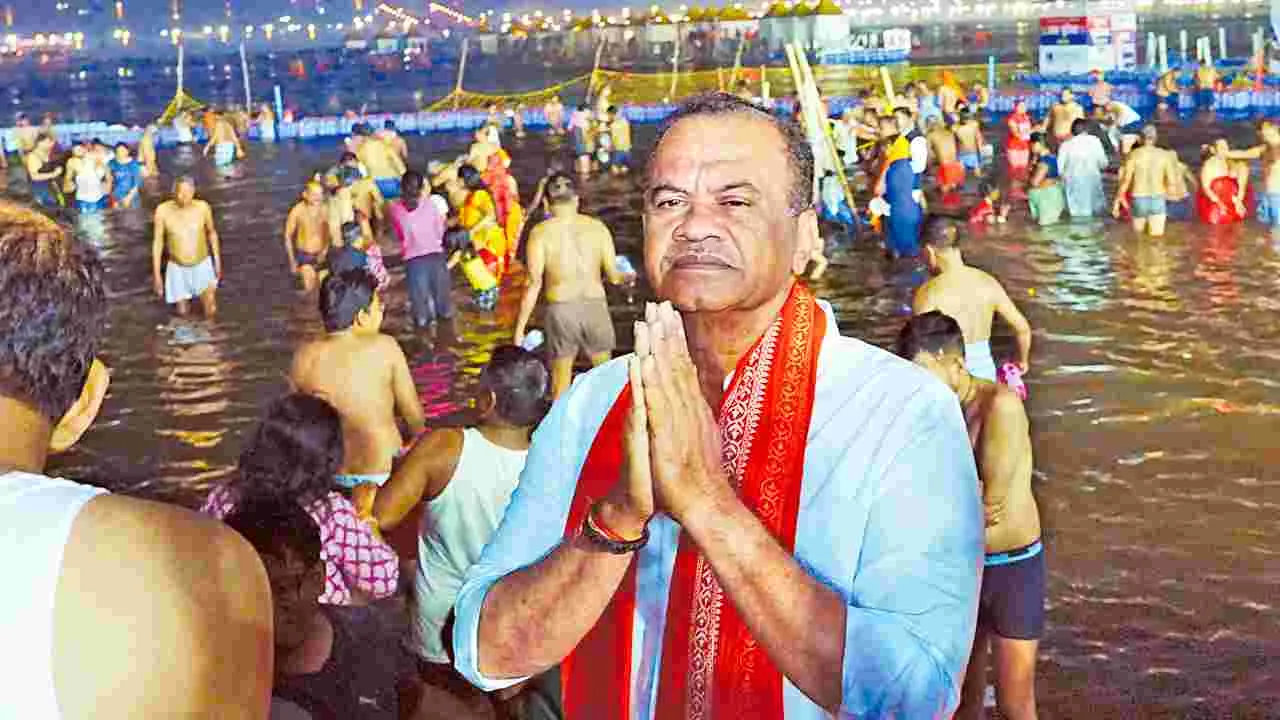 Komatireddy Venkata Reddy: కుంభమేళాలో మంత్రి కోమటిరెడ్డి పుణ్యస్నానం