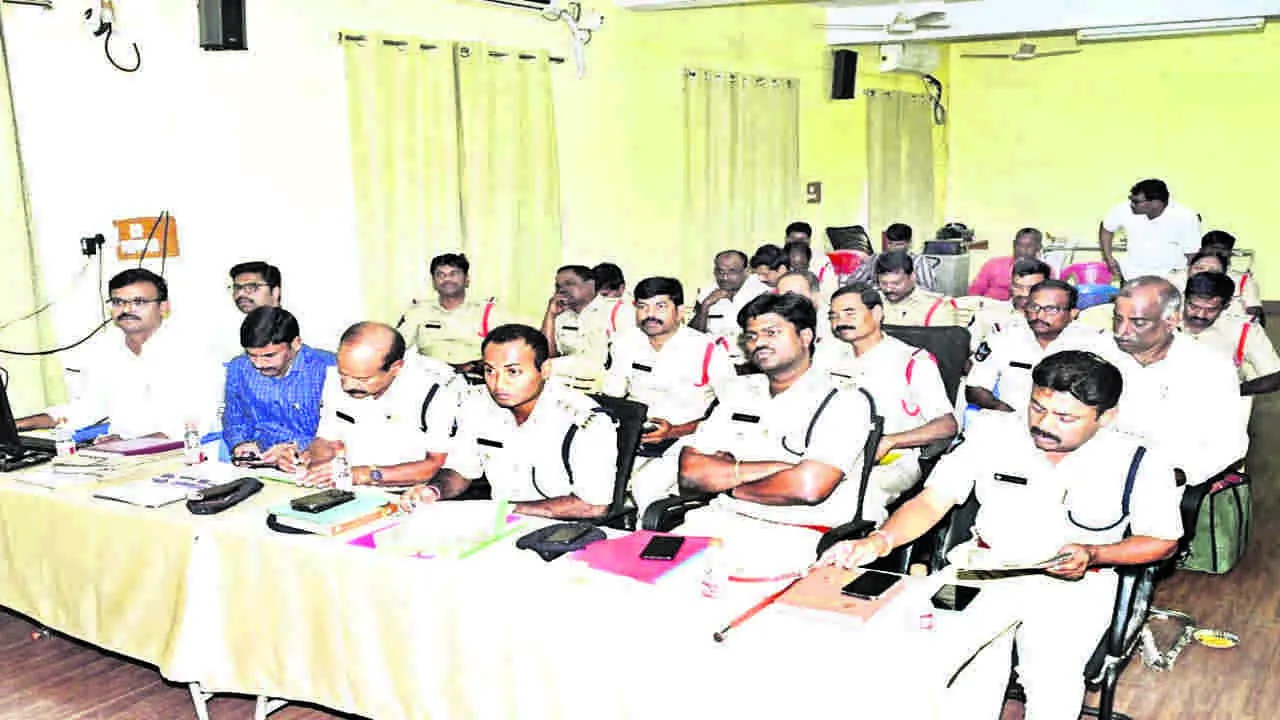Crime review పేకాటకు చెక్ పెట్టండి