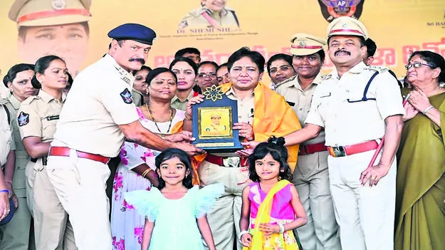 SP RATNA: ఎస్పీకి ఆత్మీయ సత్కారం