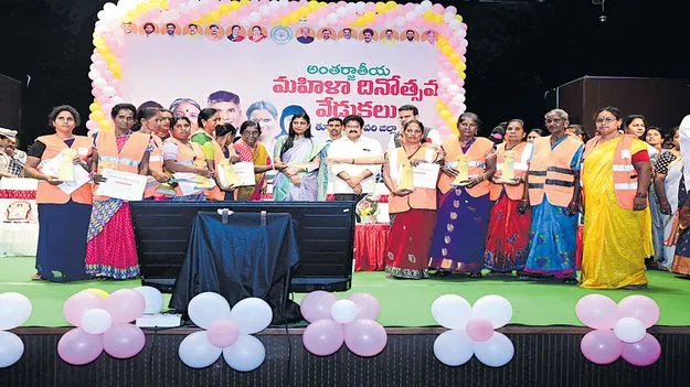 ఆడాళ్లు.. మీకు జోహార్లు