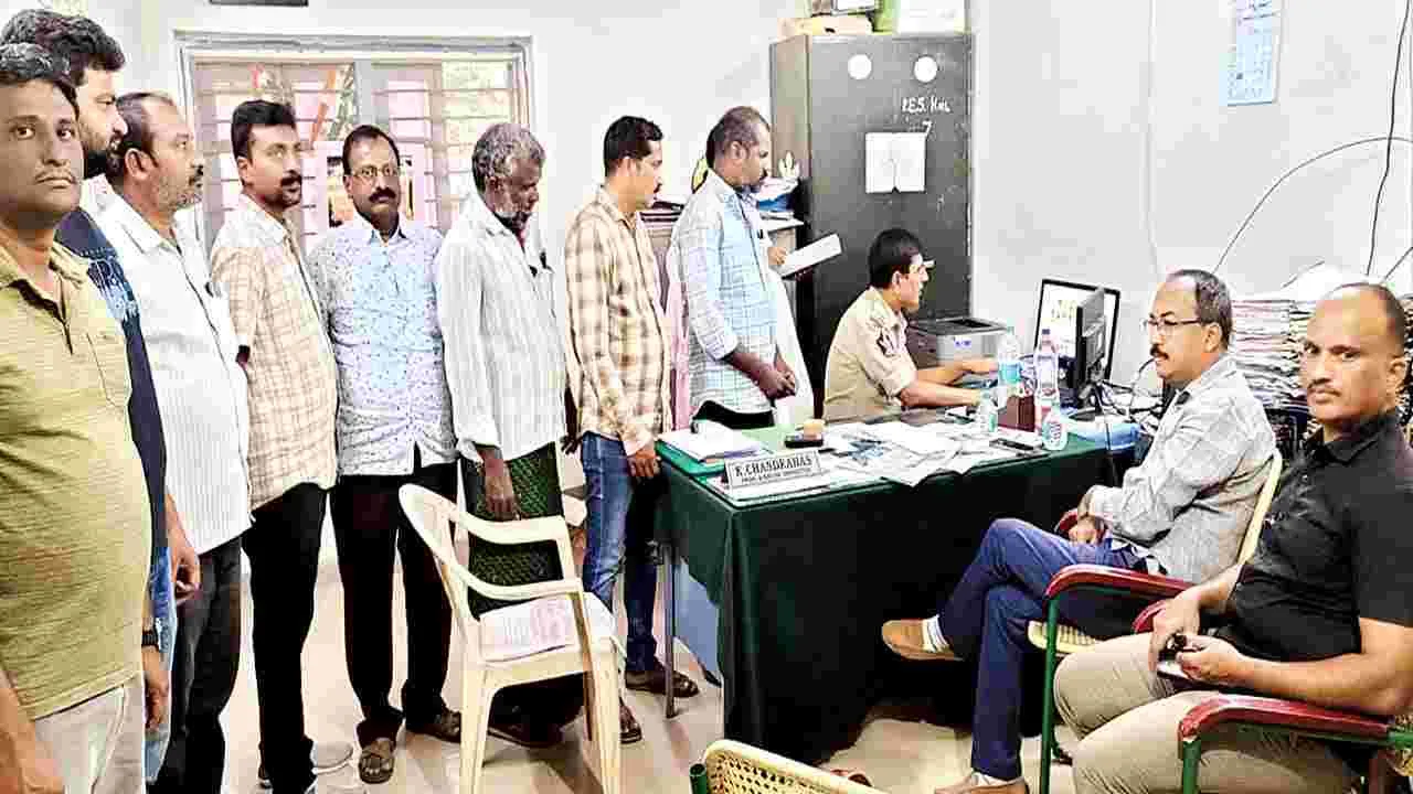 మద్యం దుకాణాల కోసం 133 దరఖాస్తులు