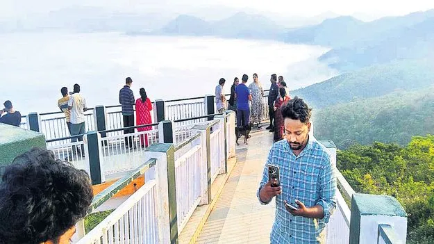 పర్యాటక ప్రాంతాలు వెలవెల