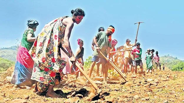 Rural Roads: శ్రమదానం ‘దారి’లో గిరిజనం | No Proper Road to Doraguda in ...