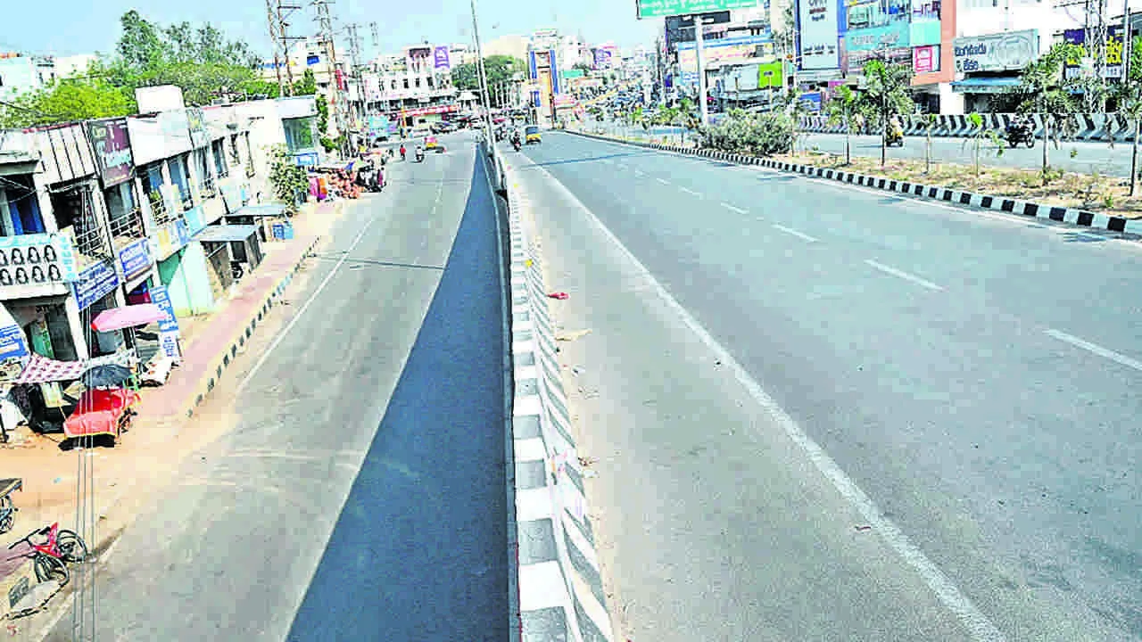 EFFECT : బోసిపోయిన నగరవీధులు