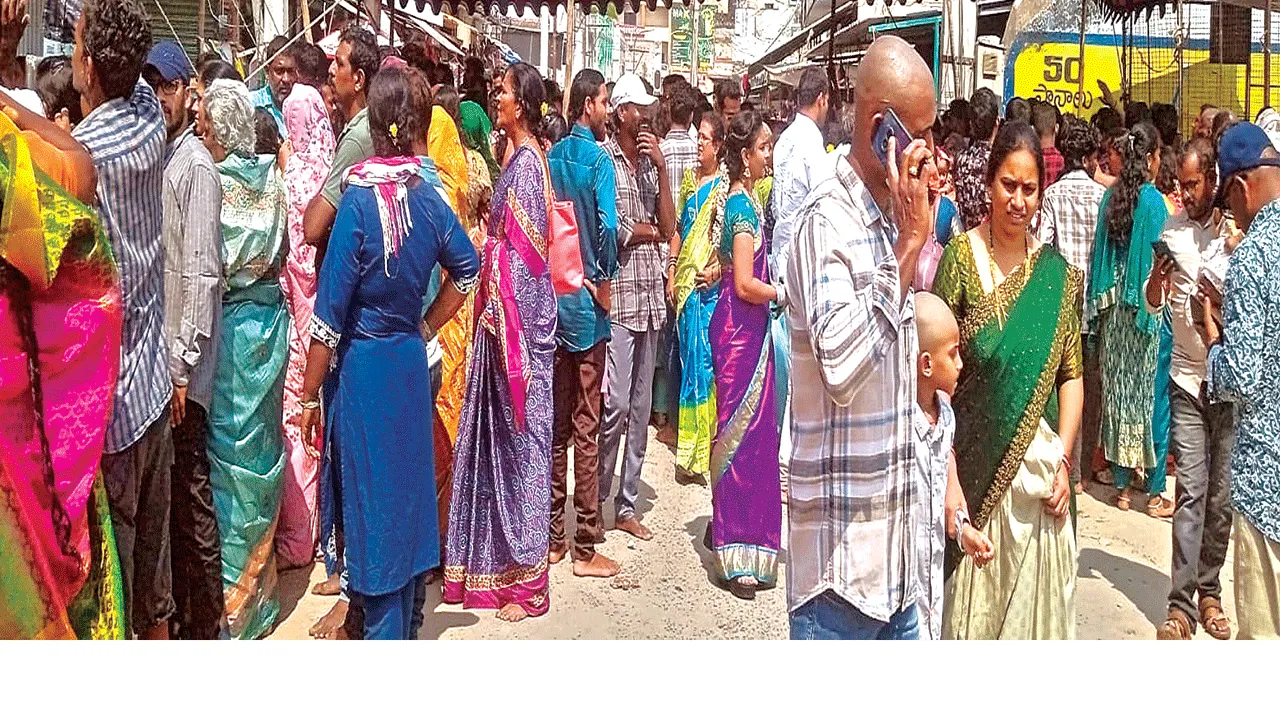 Devotees ఎండలోనే భక్తులు