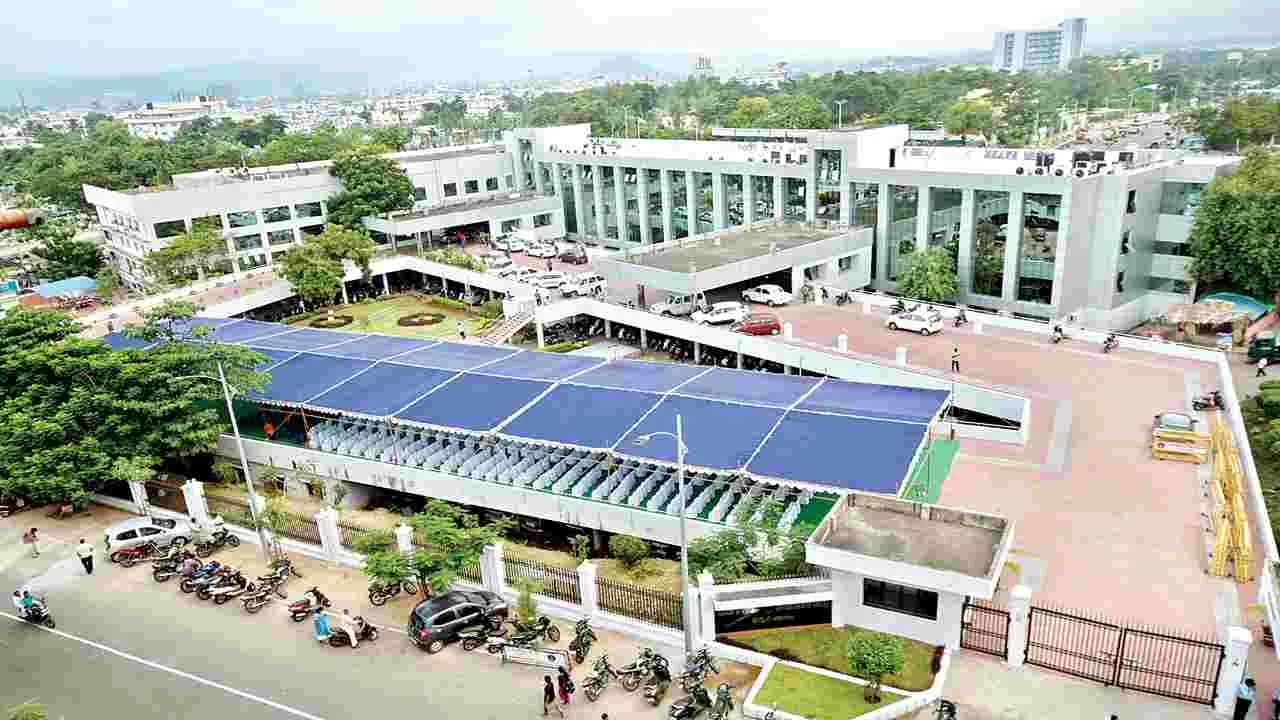 జీవీఎంసీ కాంట్రాక్టర్ల సంఘంలో కుమ్ములాట